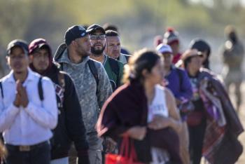 EEUU reabre paso fronterizo en Texas, pero mantiene suspensi&oacute;n de revisi&oacute;n de trenes