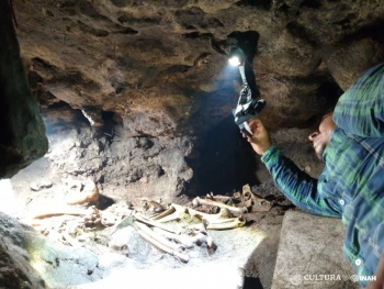 Localizan cueva con dep&oacute;sitos mortuorios al interior del recinto amurallado de Tulum, en Quintana Roo