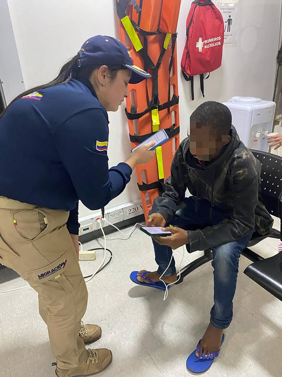 Dos niños migrantes de Guinea fueron abandonados en el aeropuerto de Bogotá