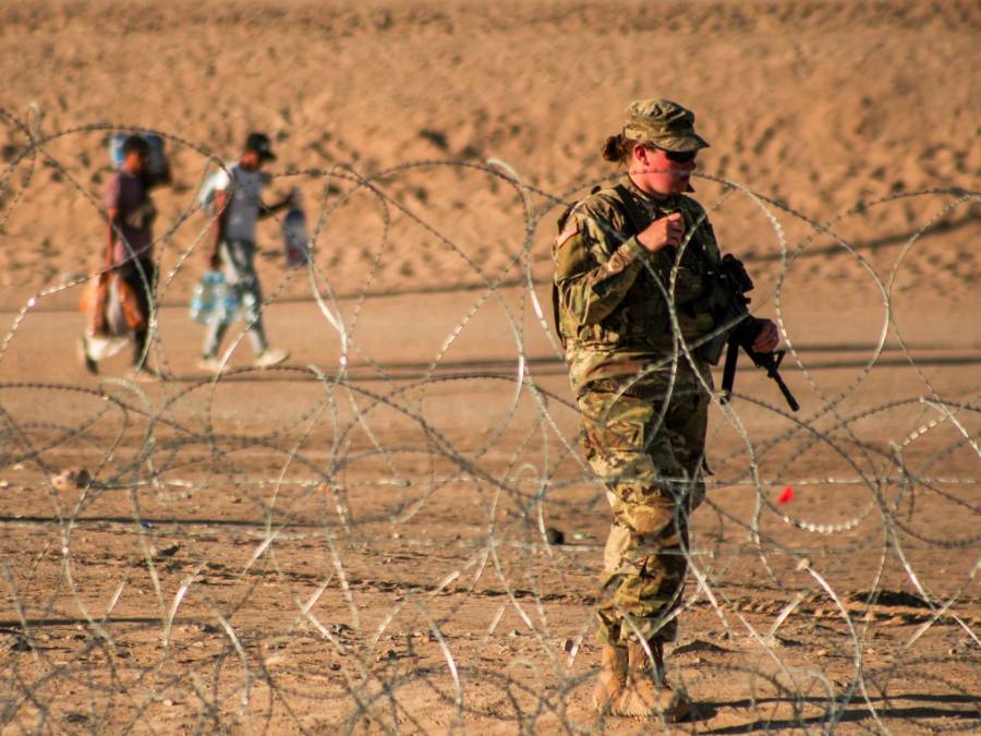 Texas frena el plan de Biden de retirar el alambre de p&uacute;as en la frontera con M&eacute;xico