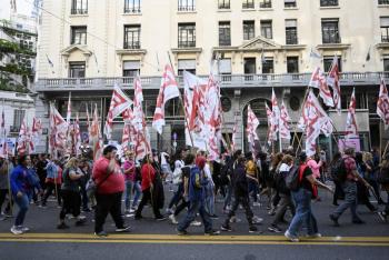 Grupos de izquierda realizan primera protesta contra Milei en Argentina