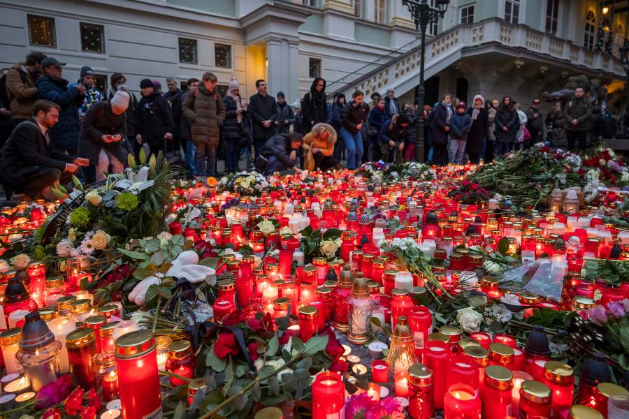 República Checa rinde homenaje a víctimas de tiroteo en universidad de Praga