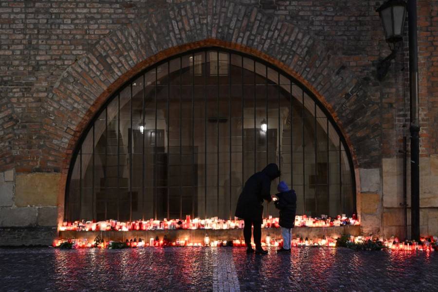 República Checa rinde homenaje a víctimas de matanza en universidad