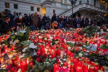 Rep&uacute;blica Checa rinde homenaje a v&iacute;ctimas de tiroteo en universidad de Praga