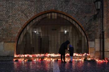 Rep&uacute;blica Checa rinde homenaje a v&iacute;ctimas de matanza en universidad