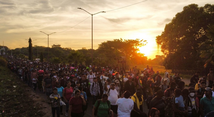 Migrantes avanzan en caravana en vísperas de negociaciones bilaterales