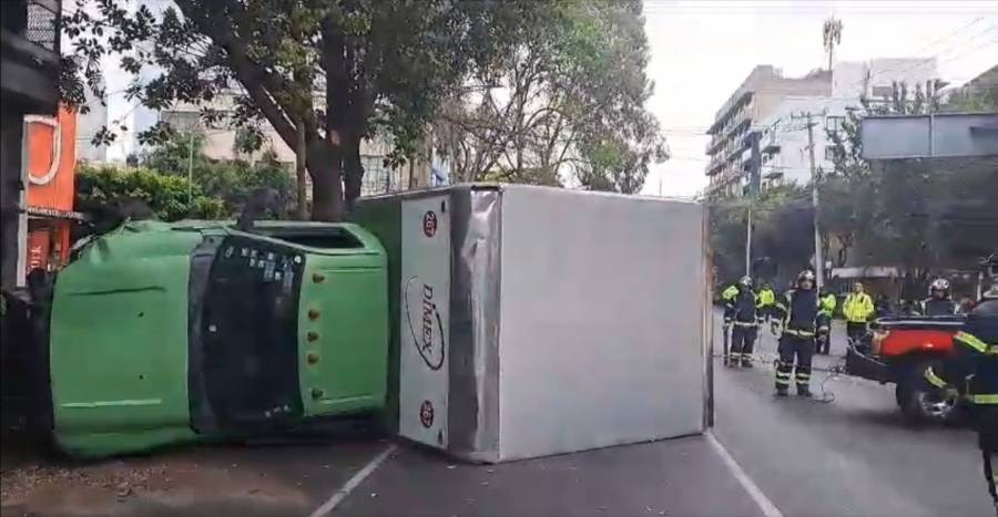 Accidente en la Narvarte Poniente: Volcadura de camioneta de productos de limpieza