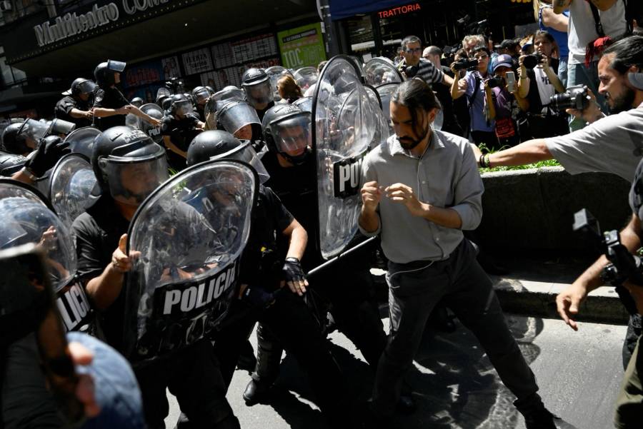 Sindicatos protestan contra el decreto desregulador de Milei en Argentina