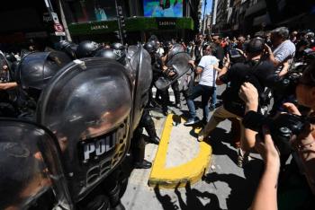 Milei presenta paquete de leyes al Congreso en jornada de manifestaciones en su contra