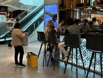 Critican a familia por discriminar a empleada dom&eacute;stica; as&iacute; la tuvieron parada comiendo