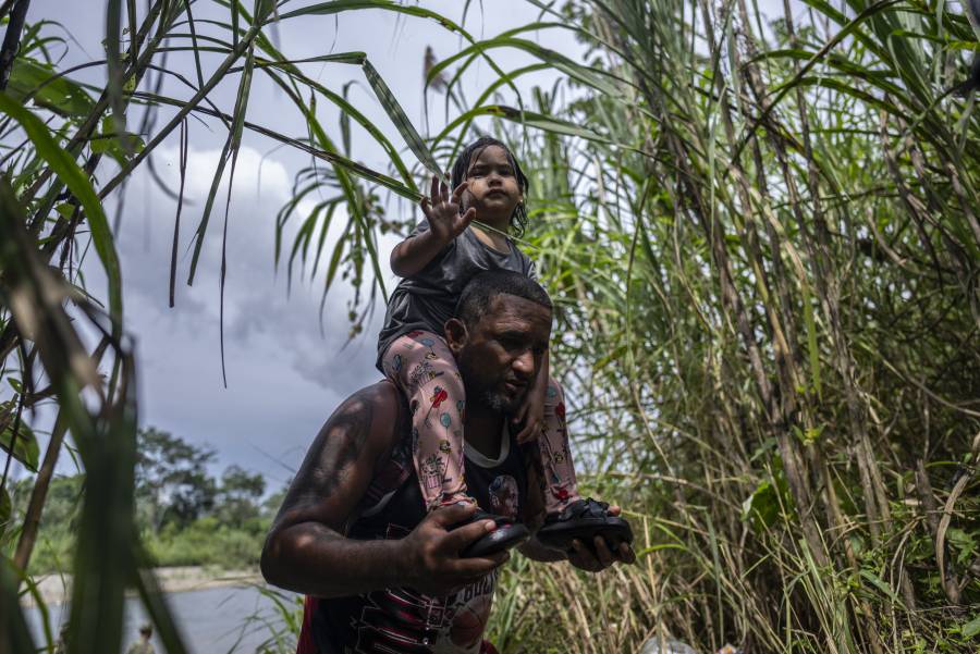 Unos 120.000 menores entre récord de migrantes que cruzaron selva panameña en 2023