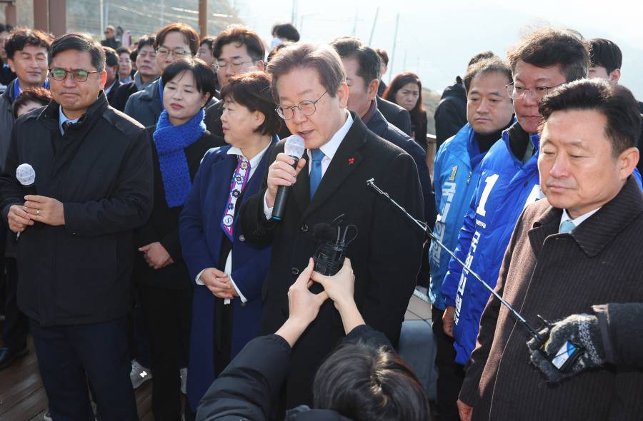 Apuñalan en el cuello a líder opositor de Corea del Sur