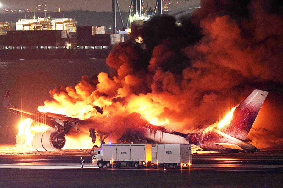 Cinco muertos en la colisi&oacute;n de dos aviones en el aeropuerto de Tokio