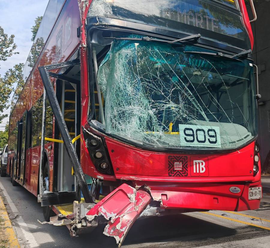 Choque de Metrobús en Calzada de los Misterios deja cinco heridos