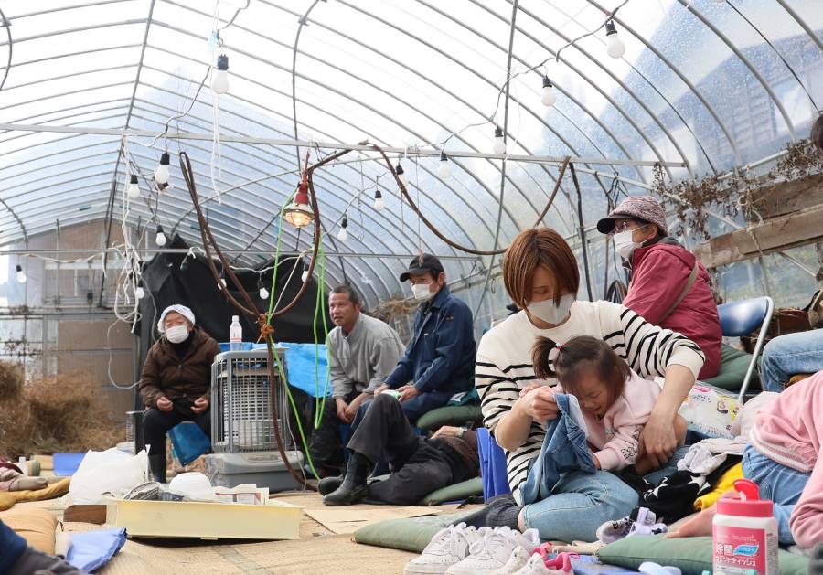 Largas filas para conseguir agua y comida tras el devastador terremoto en Jap&oacute;n