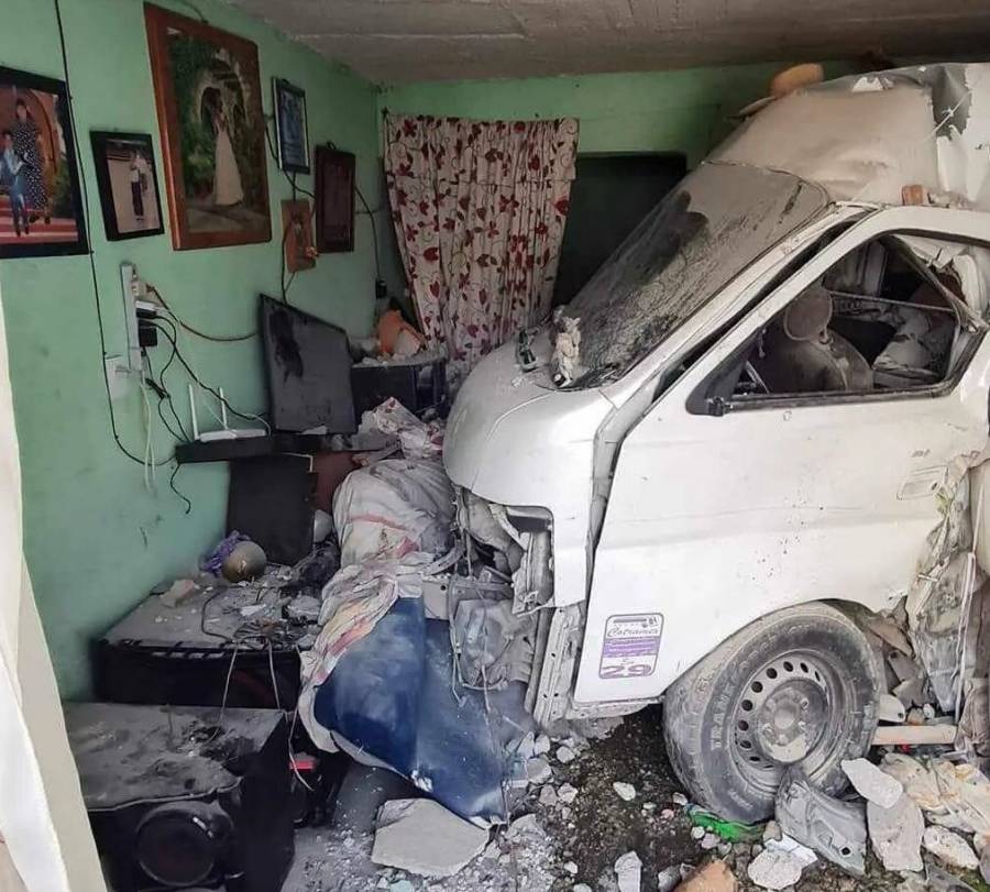 Extraen combi que se estrell&oacute; en vivienda de Tultitl&aacute;n
