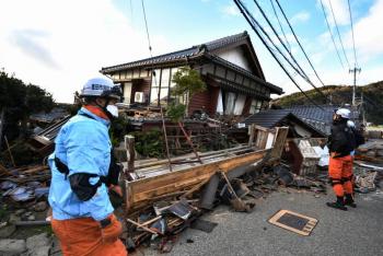 Lluvias dificultan rescate tras sismo que dej&oacute; 62 muertos en Jap&oacute;n