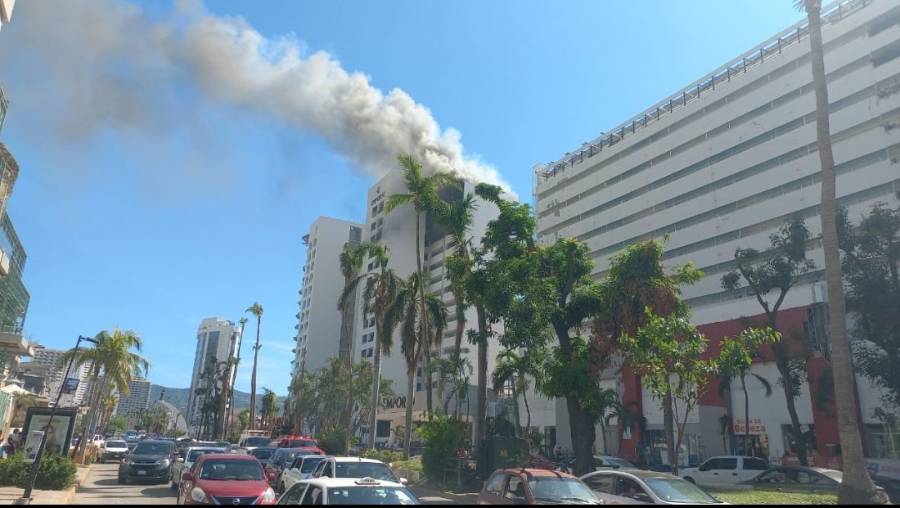 Reportan incendio en hotel Emporio en Acapulco