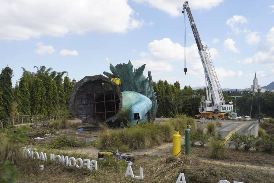 Gobierno de Bukele destruye monumento símbolo del fin de la guerra salvadoreña