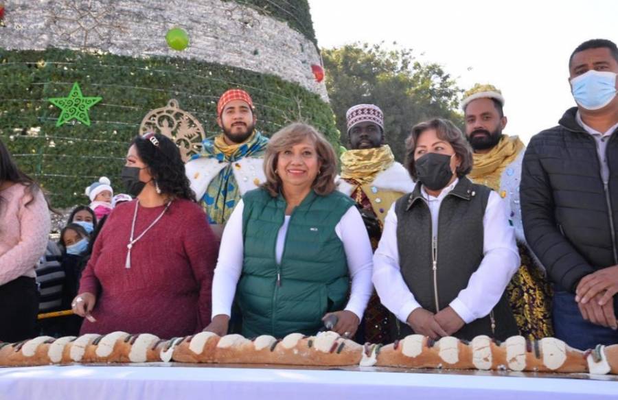 Soledad de Graciano Sánchez celebra con monumental rosca de reyes de 80 metros