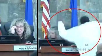 Hombre ataca a jueza durante audiencia en EU