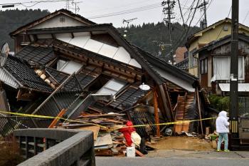 Largas filas para conseguir agua y comida tras el devastador terremoto en Japón