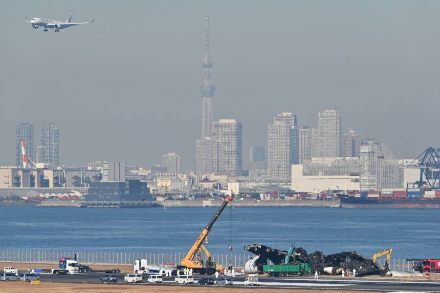Comienza remoción de restos de avión siniestrado en aeropuerto de Japón