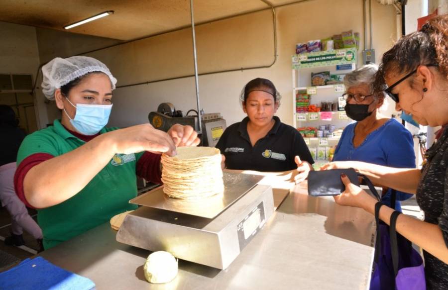 Soledad de Graciano Sánchez crea un modelo en Programas de Alimentación