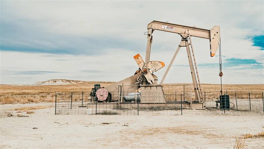 El petróleo cae por inquietud sobre la demanda en EEUU