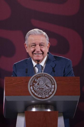 “Los respeto mucho”, dice AMLO sobre su declaraci&oacute;n como h&eacute;roe nacional pero no quiere calles con su nombre