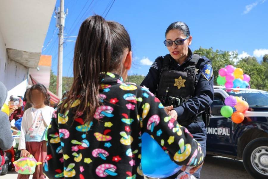 Policías de Querétaro llevan regalos en día de reyes a comunidades de Santa Rosa Jáuregui