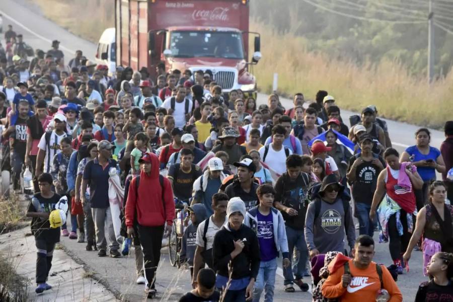 Migrantes reorganizan caravana y avanzan por el sur de México