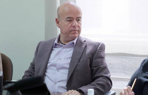 Diputado pide firmeza en decisión sobre gratuidad de estacionamientos en centros comerciales