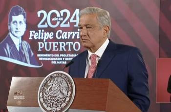AMLO conf&iacute;a en que 4T seguir&aacute; avanzando; parte rosca con reporteros