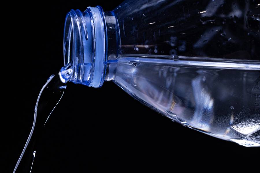 Agua embotellada contiene cientos de miles de pedacitos de pl&aacute;stico, seg&uacute;n estudio