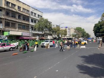 Bloquean Anillo de Circunvalación tras desalojo de comerciantes en La Merced