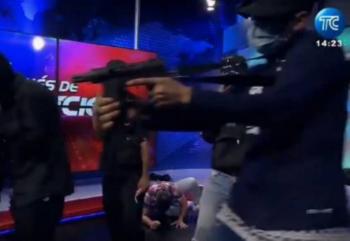 Hombres armados con fusiles y granadas toman canal de televisi&oacute;n en vivo en Ecuador