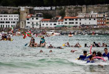 Las playas noroccidentales de Espa&ntilde;a se llenan de bolitas de pl&aacute;stico