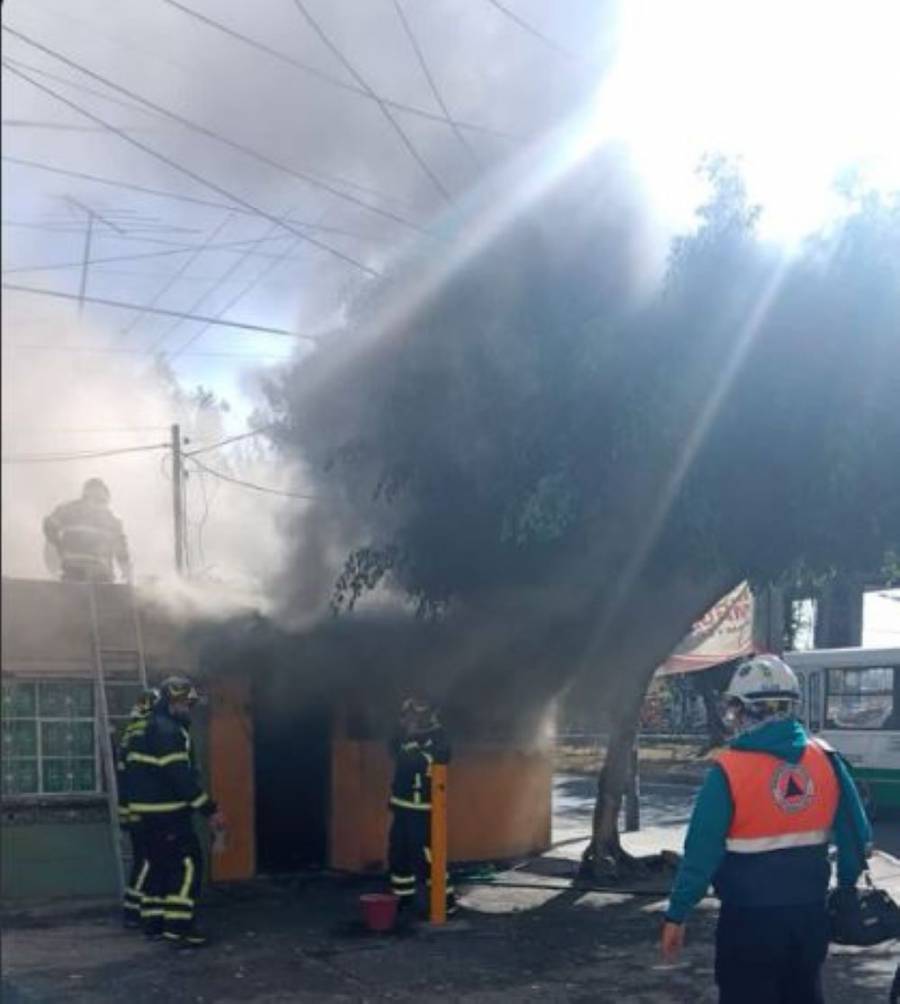 Vecinos reportan incendio en Santa Cruz Meyehualco: Rápida intervención de bomberos