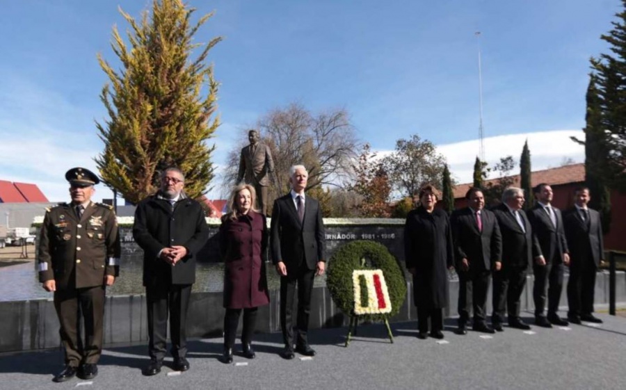 Delfina Gómez presente en aniversario luctuoso de Alfredo del Mazo González