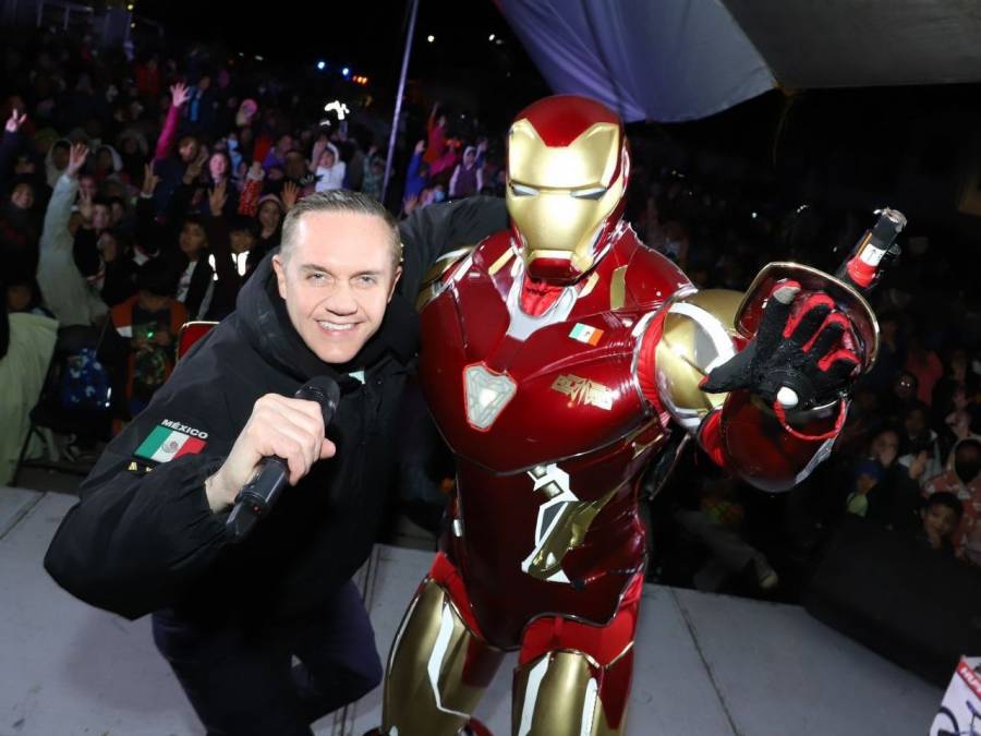 Adrián Rubalcava regala 200 cobijas y juguetes por Reyes Magos