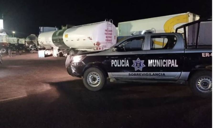 Aseguran tractocamión con pipa de hidrocarburo en San Juan del Río