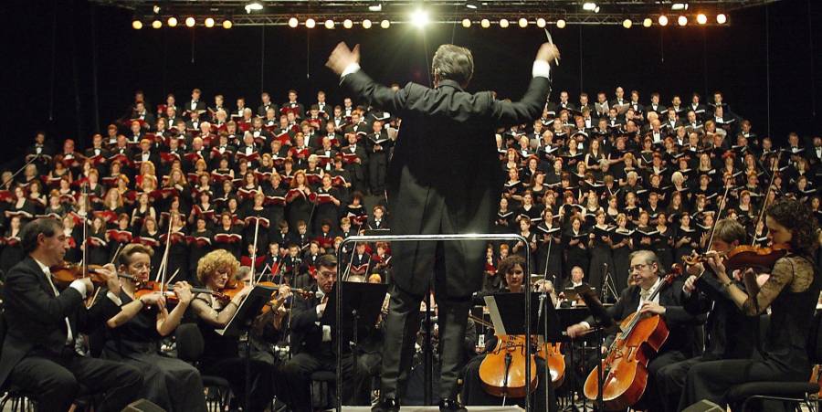 Director de orquesta británico acusado de delitos sexuales contra menores