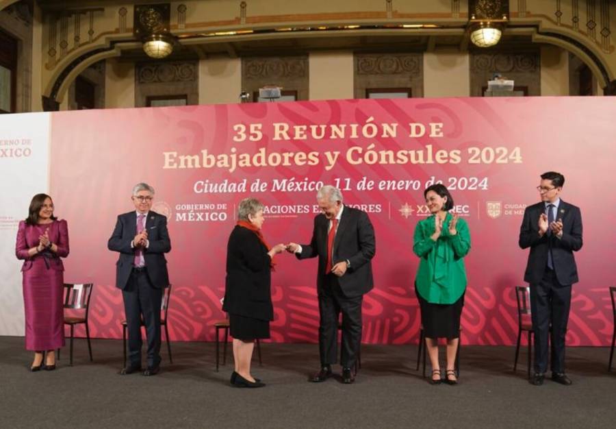 AMLO recibe en Palacio Nacional al cuerpo diplomático congregado en la REC 2024