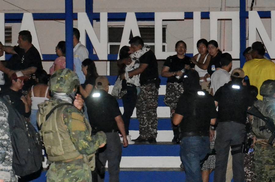 Más de 40 funcionarios carcelarios retenidos por presos fueron liberados en Ecuador