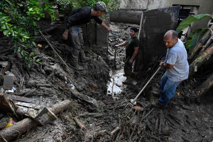 Colombia busca a 10 desaparecidos tras alud que mat&oacute; a 33 personas