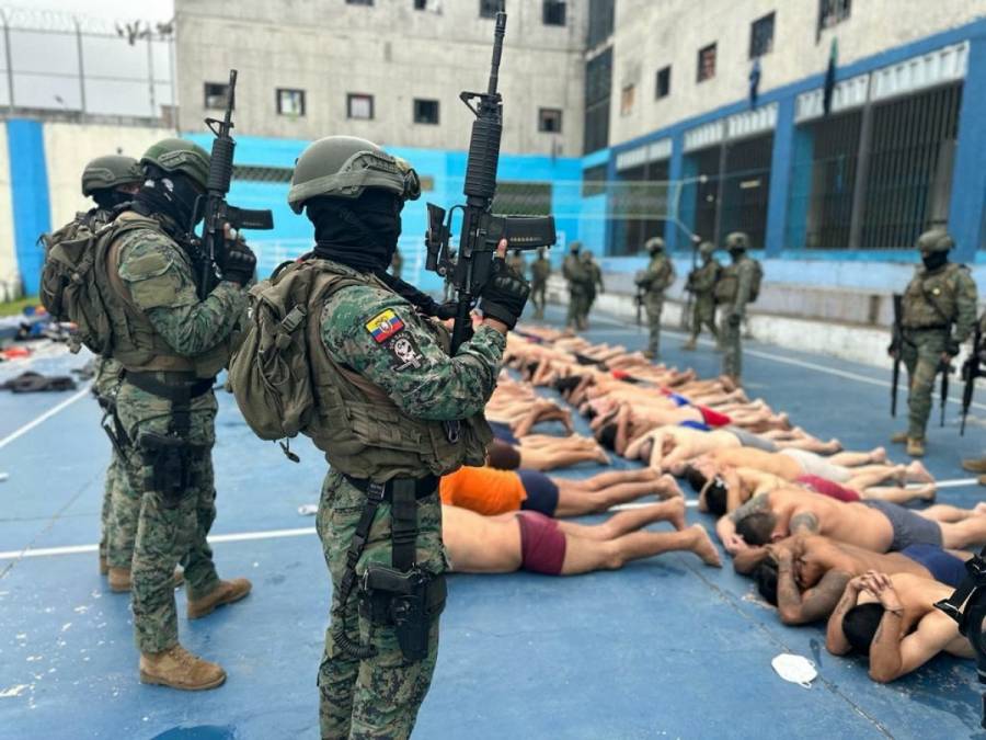 Militares buscan controlar cárceles de Ecuador tras liberación de rehenes