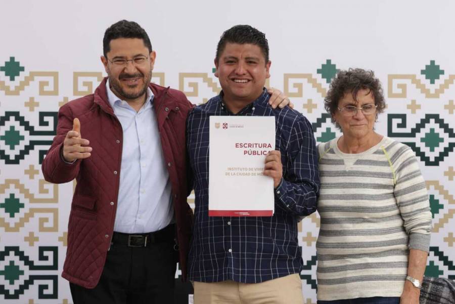 Entrega Batres escrituras y obras de mejoramiento a familias de Miguel Hidalgo