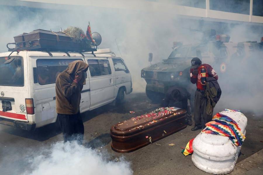 Policía reprime con gas lacrimógeno marcha en Bolivia contra fallo que inhabilitó a Morales