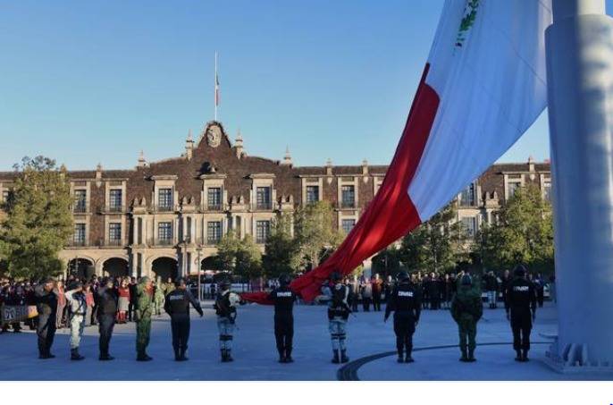 Ceremonia de izamiento de bandera en Toluca liderada por la gobernadora Delfina Gómez Álvarez